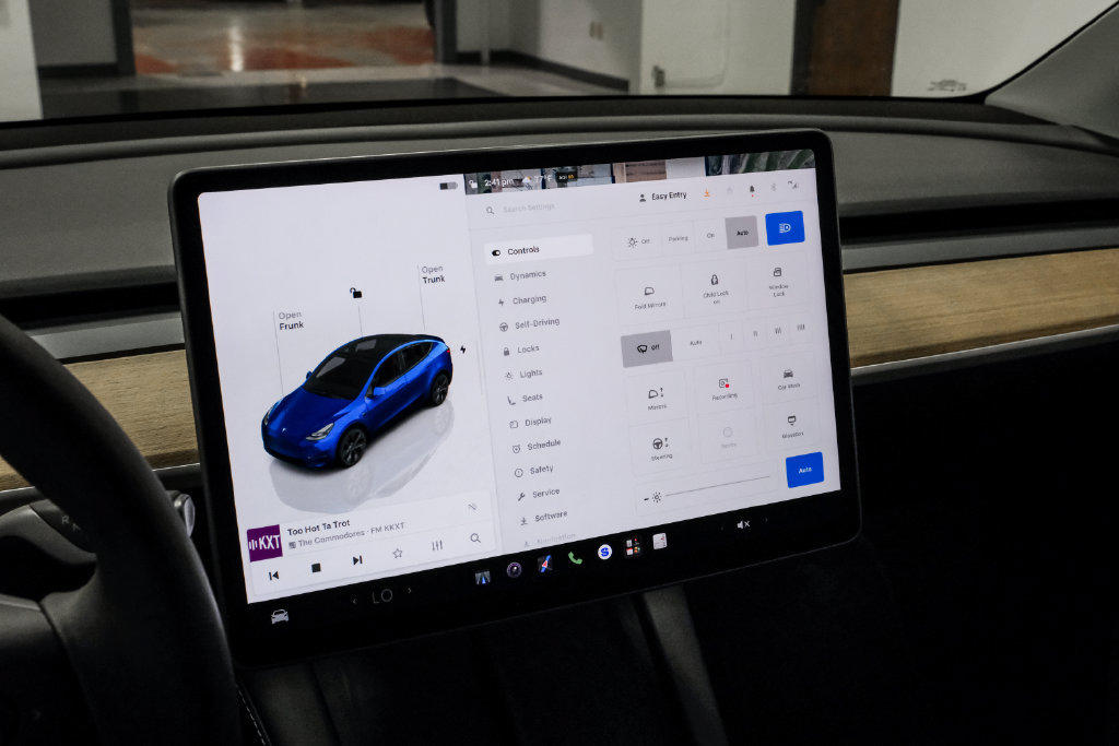 Used 2024 Tesla Model Y Long Range AWD/4WD image 21
