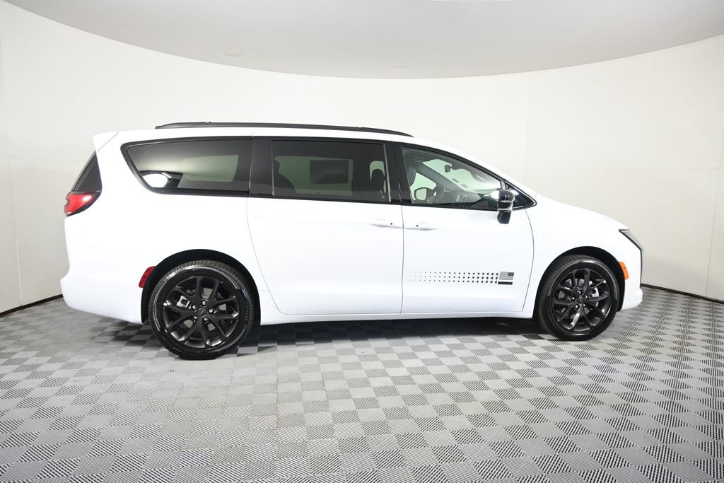 New 2027 Chrysler Pacifica Select AWD/4WD image 7