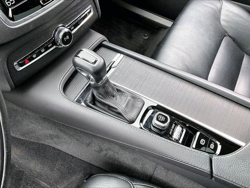 Used 2020 Volvo XC90 T6 Momentum w/ Protection Package image 16