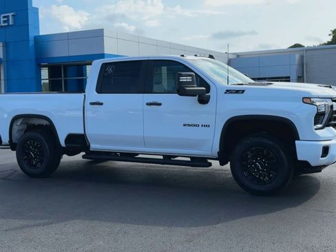 Used 2024 Chevrolet Silverado 2500 LT AWD/4WD image 2