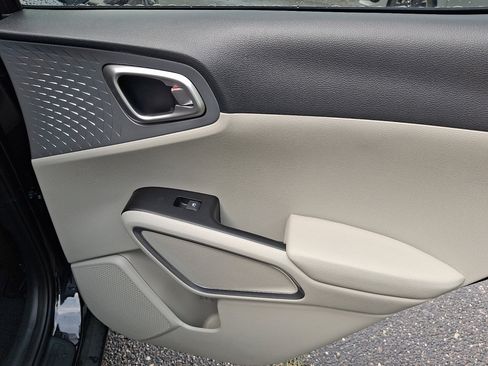 Used 2025 Kia Soul LX w/ LX Technology Package FWD image 16