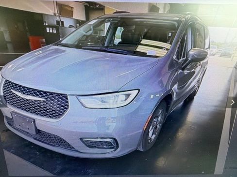 Used 2023 Chrysler Pacifica Limited FWD image 4