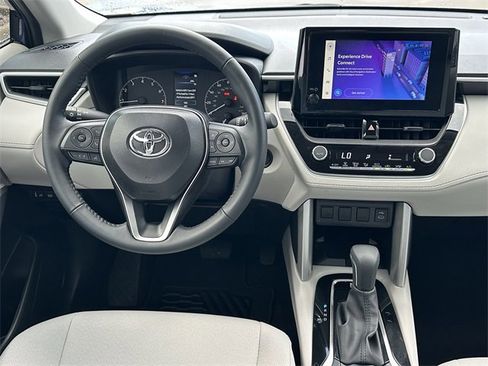 Used 2025 Toyota Corolla Cross LE image 11