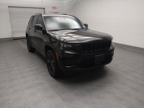 Used 2023 Jeep Grand Cherokee Altitude AWD/4WD image 13