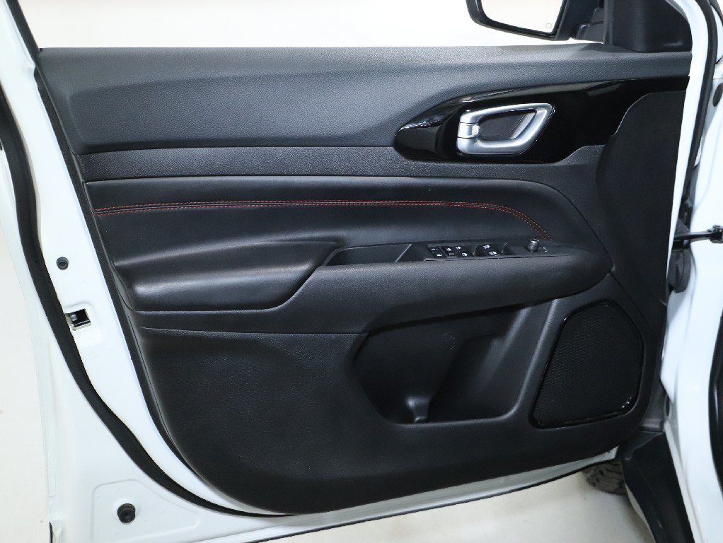 Used 2025 Jeep Compass Trailhawk AWD/4WD image 15