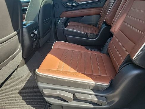 Used 2023 GMC Yukon XL Denali Ultimate AWD/4WD image 11