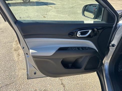 Used 2022 Jeep Compass Limited image 19