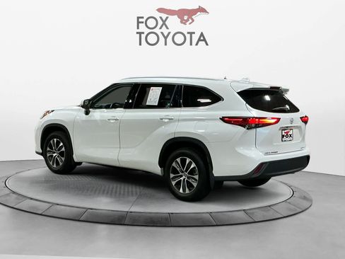Used 2022 Toyota Highlander XLE AWD/4WD image 3