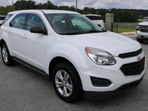 Used 2017 Chevrolet Equinox LS FWD image 4