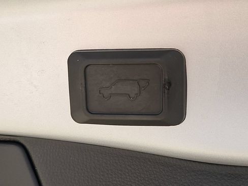 Used 2022 Toyota RAV4 XLE Premium AWD/4WD image 17