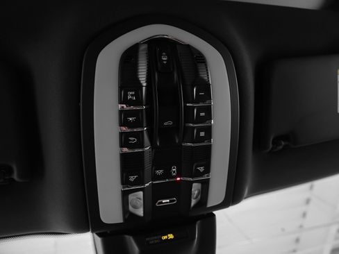 Certified 2023 Porsche Macan image 36