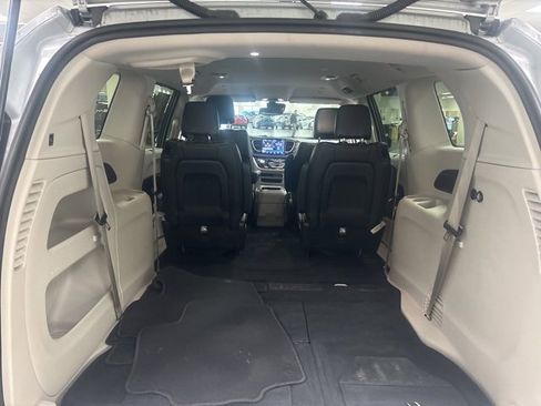 Used 2024 Chrysler Pacifica Touring-L image 11