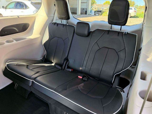 Certified 2024 Chrysler Pacifica Limited FWD image 13