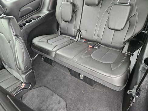 Used 2025 Chrysler Pacifica Select image 31