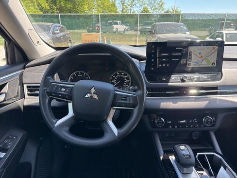 Used 2025 Mitsubishi Outlander ES image 16