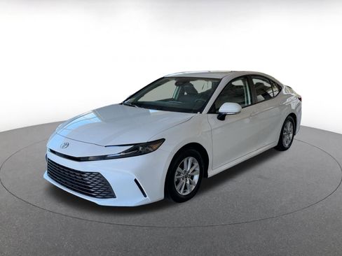 Used 2025 Toyota Camry LE image 3