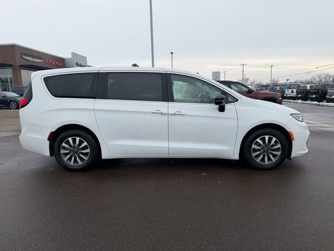 Certified 2024 Chrysler Pacifica Select image 3