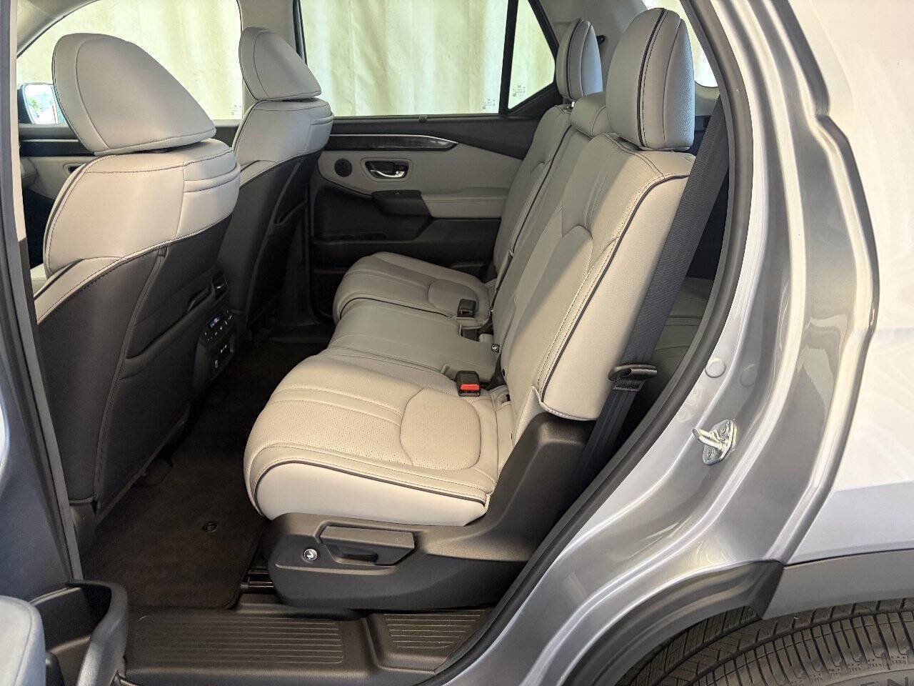 Used 2025 Honda Pilot Elite image 26