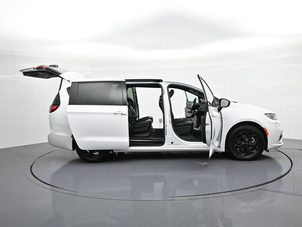Used 2024 Chrysler Pacifica Limited FWD image 24