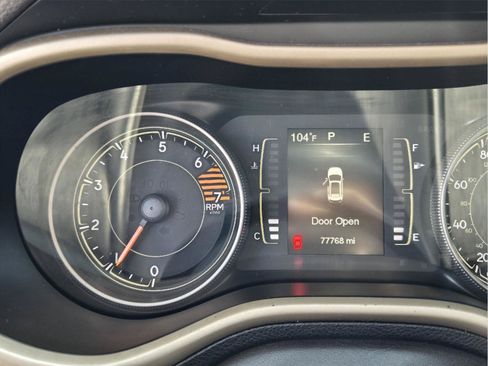 Used 2017 Jeep Cherokee Sport FWD image 14