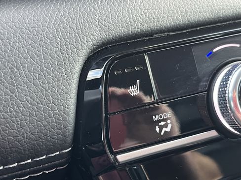 Used 2025 Honda Pilot Touring image 11