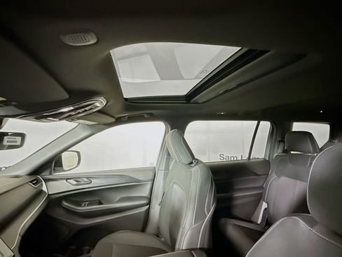 New 2025 Jeep Grand Cherokee L Laredo image 21