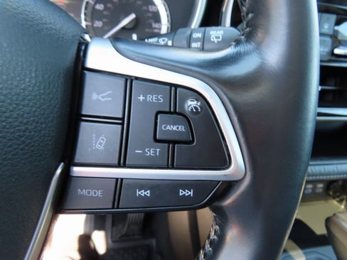 Used 2022 Toyota Highlander XLE image 21