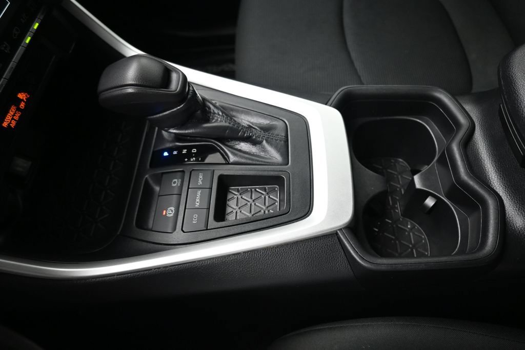 Used 2019 Toyota RAV4 LE FWD image 21