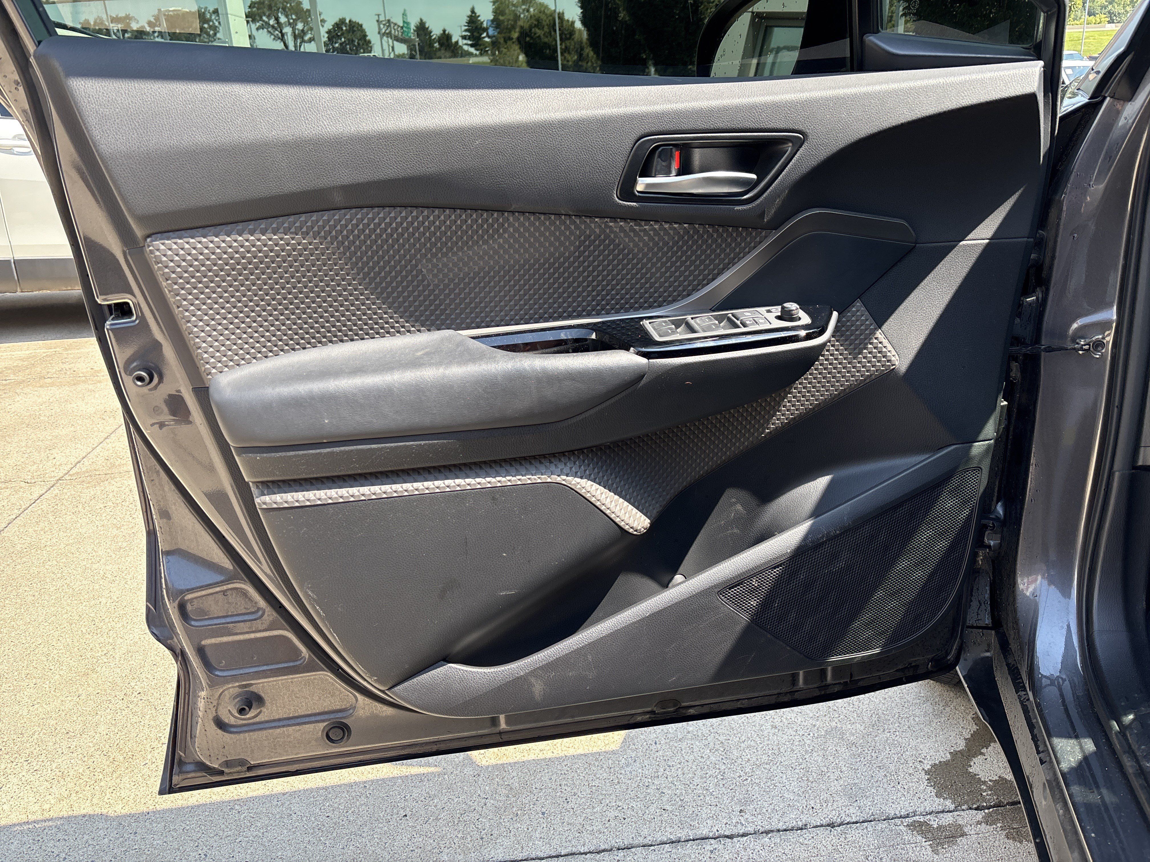 Used 2021 Toyota C-HR Limited FWD image 13