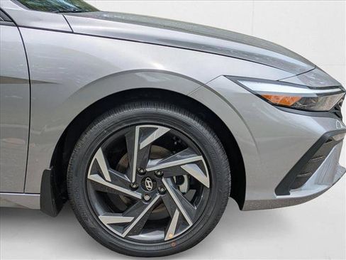 New 2025 Hyundai Elantra SEL image 18