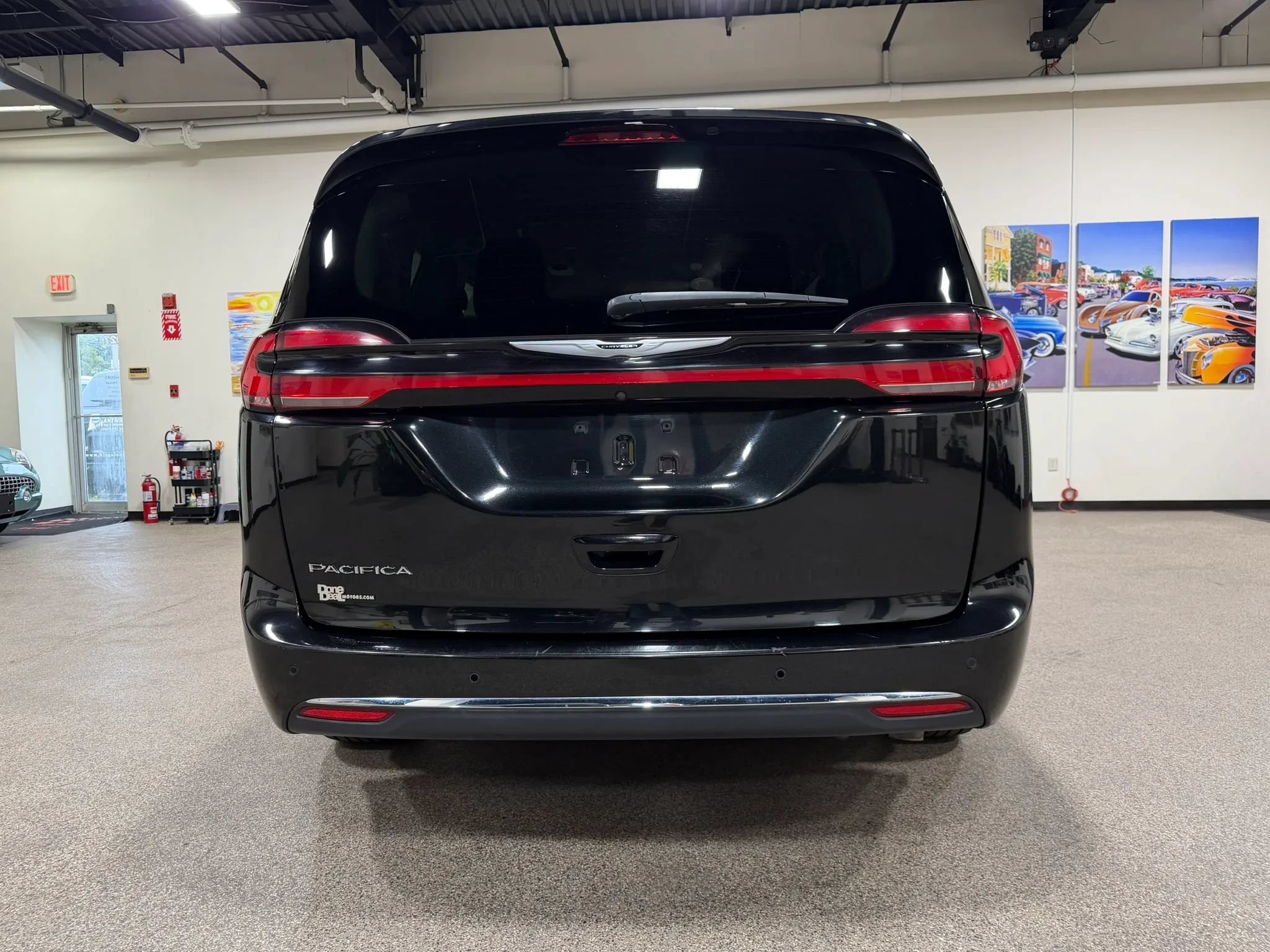 Used 2023 Chrysler Pacifica Touring-L FWD image 6