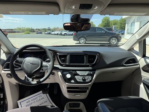 Used 2023 Chrysler Voyager LX FWD image 20