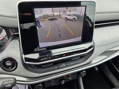 Used 2025 Jeep Compass Latitude image 15