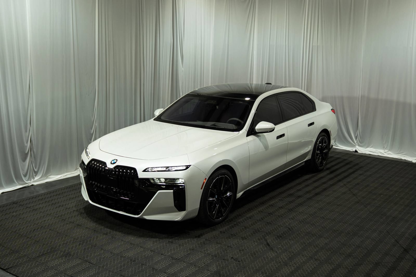 Used 2023 BMW 760i xDrive AWD/4WD image 1