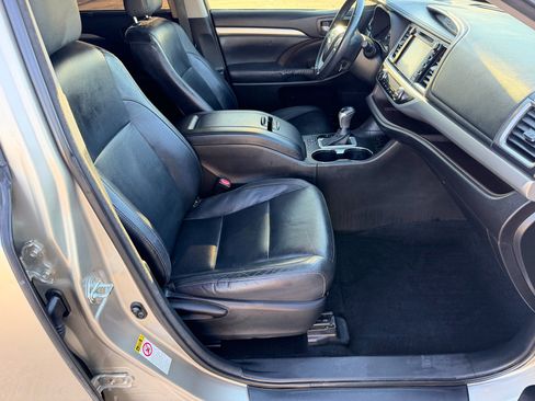 Used 2014 Toyota Highlander XLE image 11