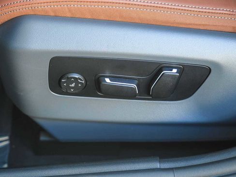 Used 2025 BMW i5 xDrive40 image 18