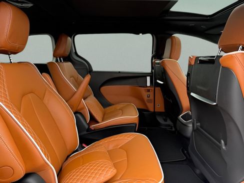 New 2026 Chrysler Pacifica Pinnacle image 10