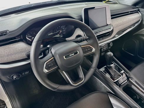 Used 2025 Jeep Compass Latitude w/ Sun & Sound Group AWD/4WD image 12