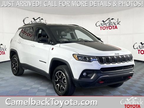 Used 2025 Jeep Compass Trailhawk image 1