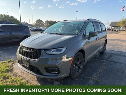 Used 2021 Chrysler Pacifica Touring w/ S Appearance Package image 3