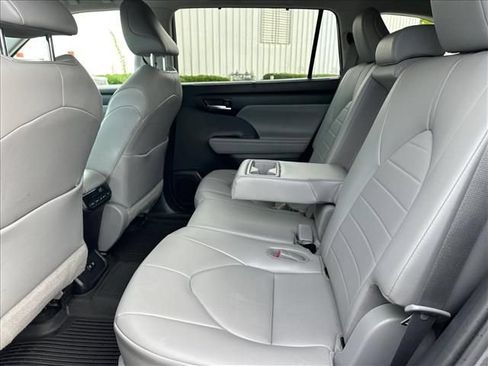 Used 2020 Toyota Highlander XLE AWD/4WD image 18
