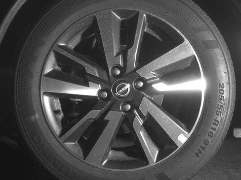 Used 2025 Nissan Versa SV FWD image 12