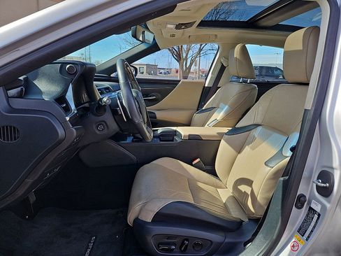 Used 2019 Lexus ES 350 Ultra Luxury w/ Accessory Package image 11