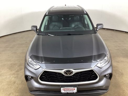 Used 2024 Toyota Highlander XLE AWD/4WD image 4