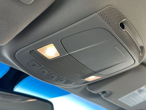 Used 2017 Lincoln Continental Select image 23