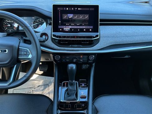 Used 2024 Jeep Compass Latitude image 16