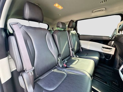 Certified 2023 Kia Carnival SX FWD image 32