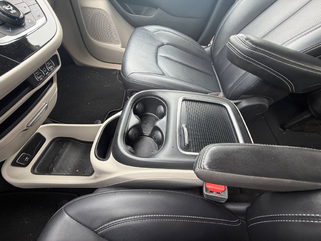 Used 2024 Chrysler Pacifica Touring-L FWD image 31