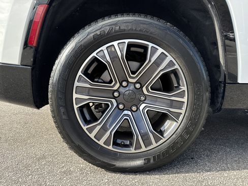 Used 2024 Jeep Wagoneer Series II w/ Flexible Seating Group image 18