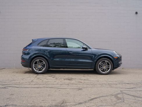 Used 2024 Porsche Cayenne AWD/4WD image 8